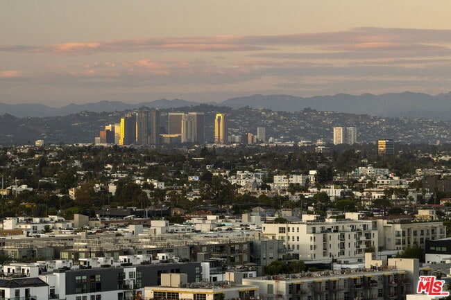 Building Photo - 13650 Marina Pointe Dr