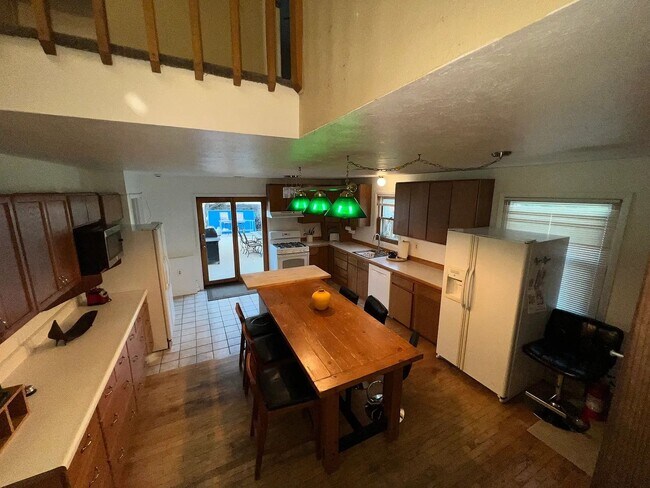 Building Photo - SHORT TERM RENTAL: Spacious 5+ Bedroom Home on the Hill! Available Now-July 24th 2026.