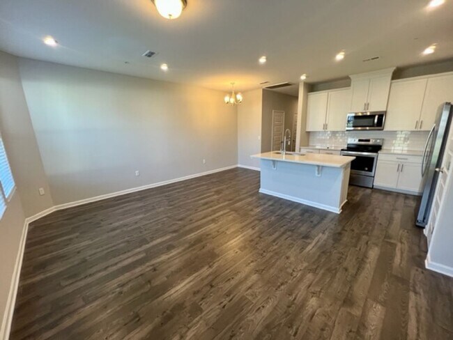 Building Photo - 3 Bed 2.5 Bath Townhome, Minutes from I-24 & The Avenue!