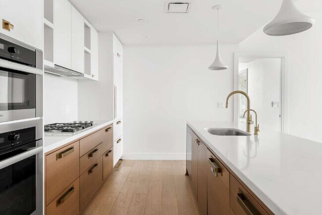 Building Photo - 70 Rainey St