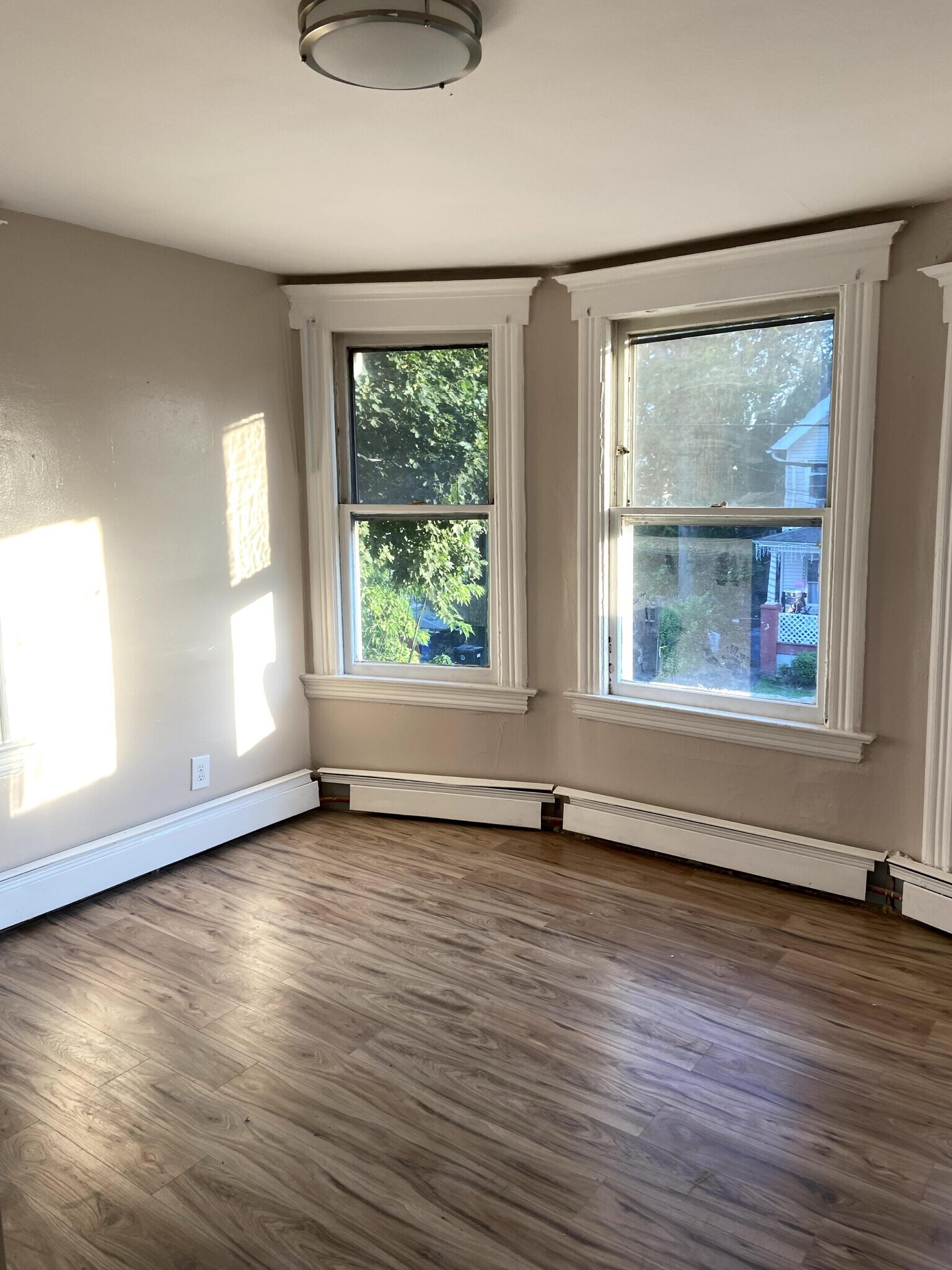 Building Photo - 327 Stebbins Pl