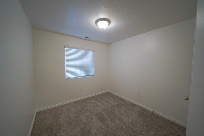 Building Photo - Remodeled 3 Bed / 2.5 Bath Townhome in Great Location