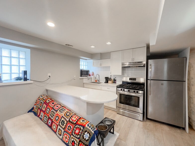 Building Photo - 2046 W Iowa St