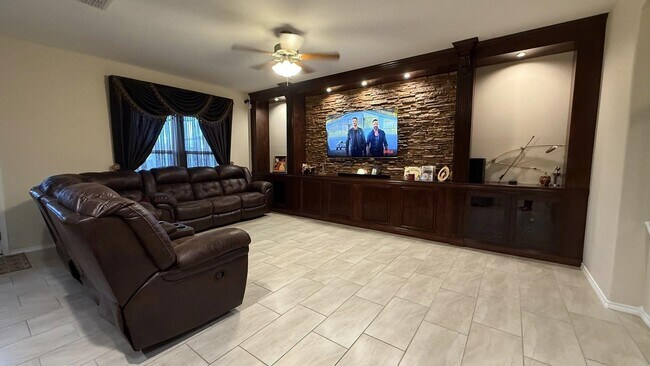 Building Photo - 3206 Hereford Dr