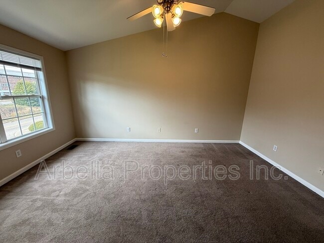 Building Photo - 2121 S Greenwood Dr