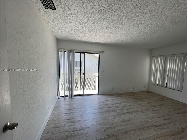 Building Photo - 2580 Coral Springs Dr