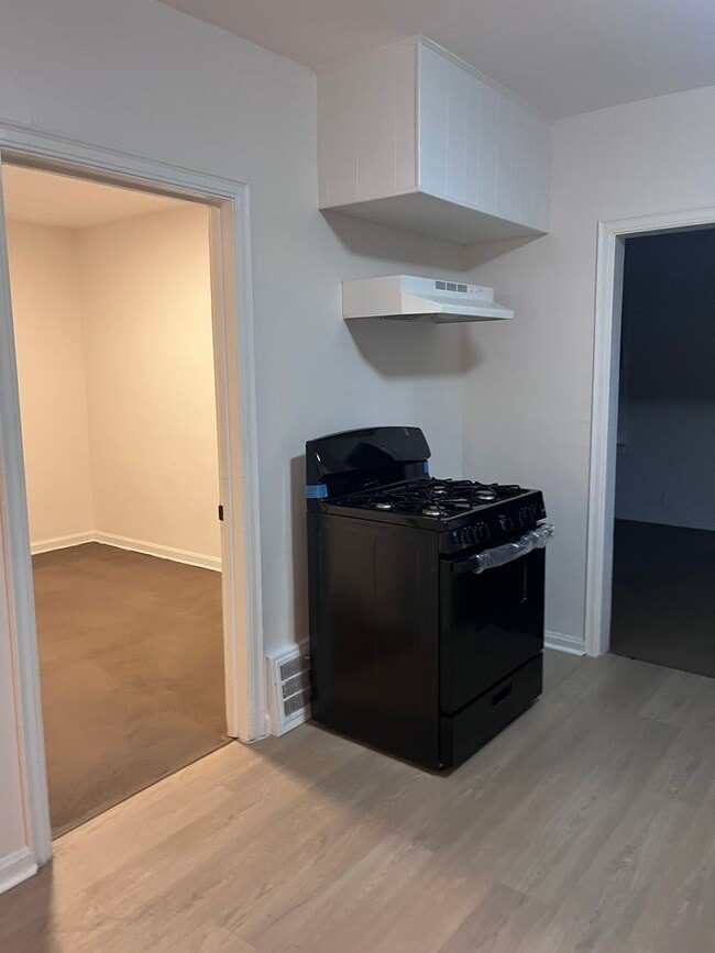 Building Photo - Charming 2-Bedroom Upper Unit – Spacious Living