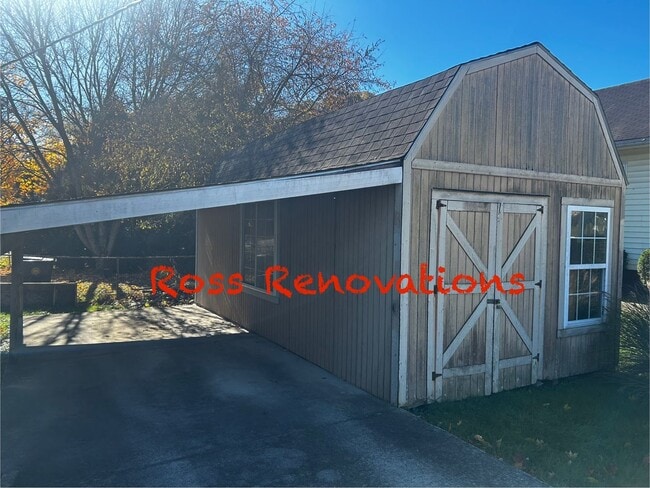 Building Photo - Close to Schools and Shopping