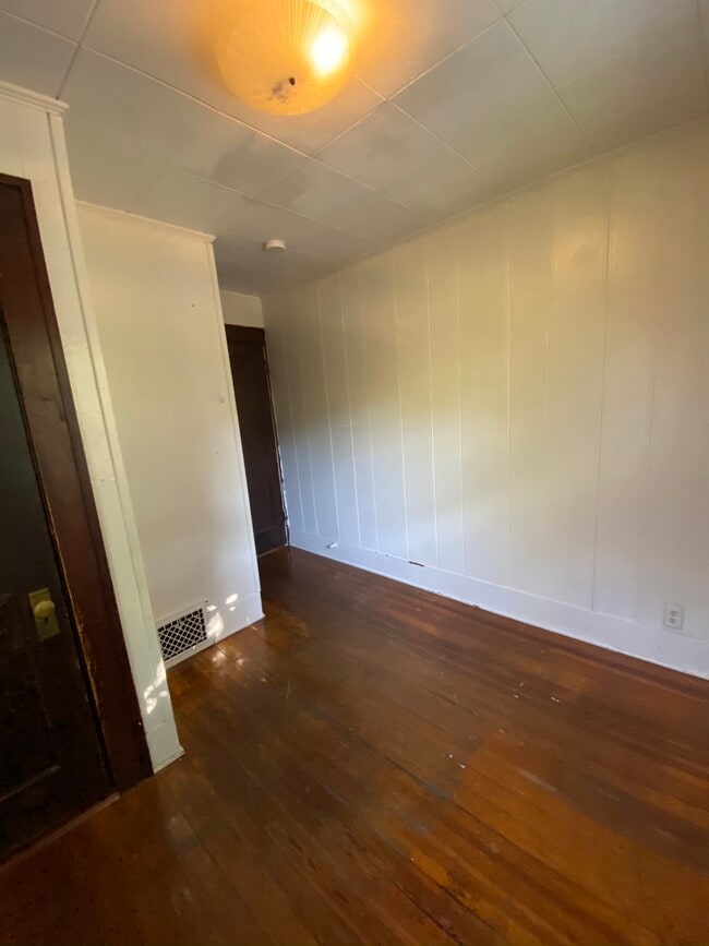 Building Photo - Private Room 714