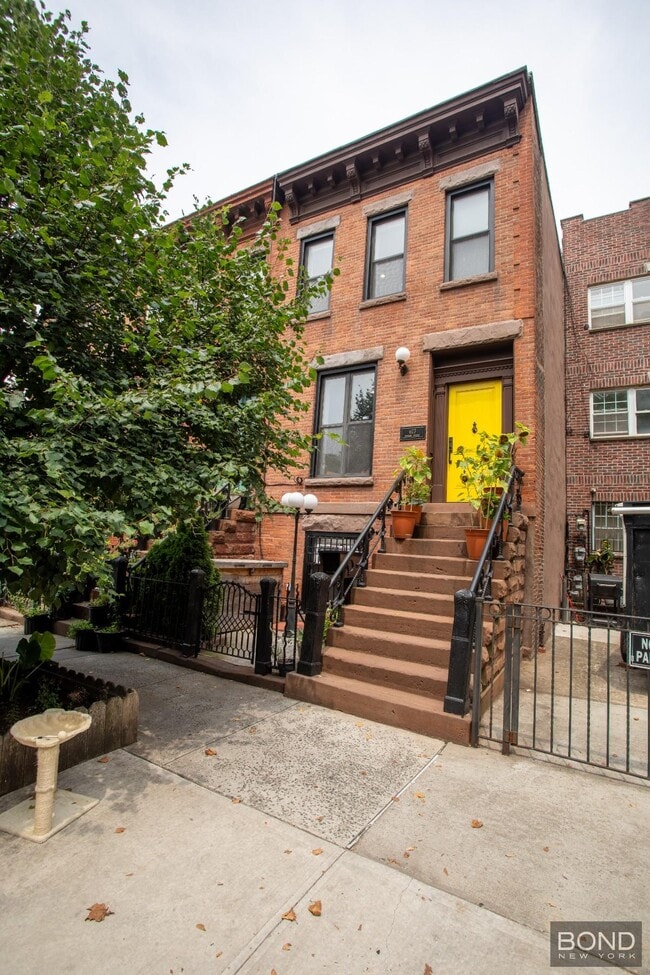Building Photo - 403 Monroe St
