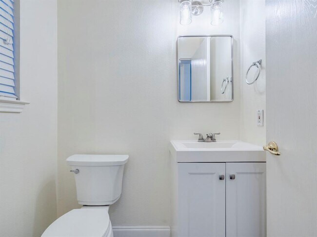 Building Photo - 804 Sheraton Ave