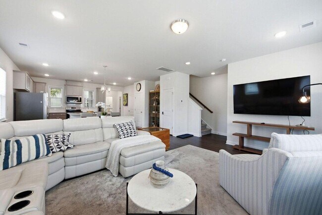 Building Photo - 301 Lanyard St