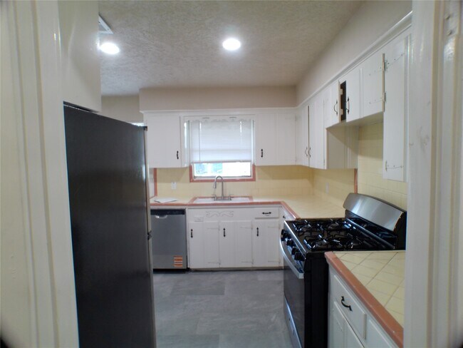 Building Photo - 601 Fresa Rd