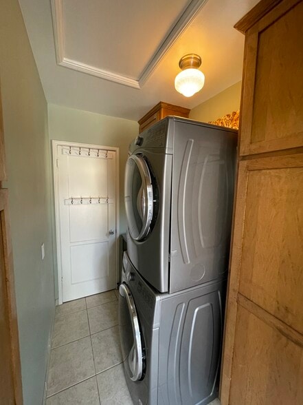 Laundry Room - 2060 Crestlake Ave