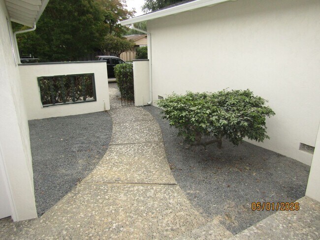 Building Photo - 625-627 Cordelia Dr