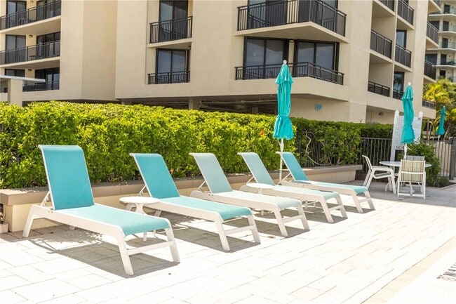 Building Photo - 690 Island Way