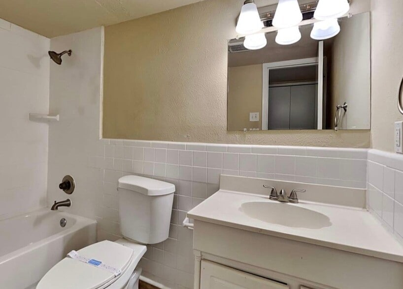 Building Photo - 5317 Nash Dr