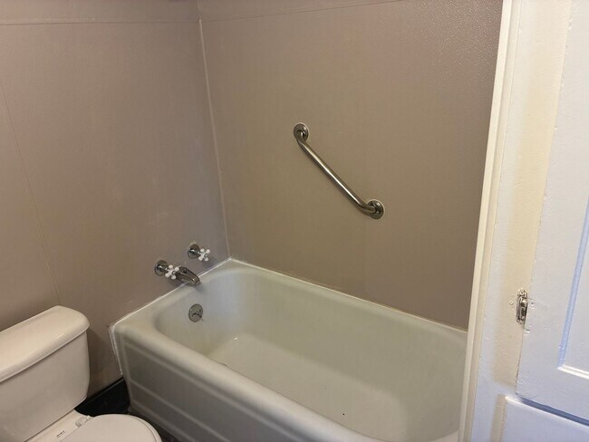 Building Photo - Charming Midtown Cottage - 1 bedroom/1 bath