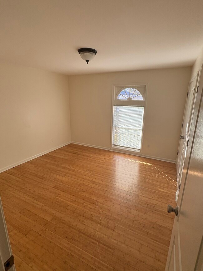 Building Photo - 439 E Rutgers Loop