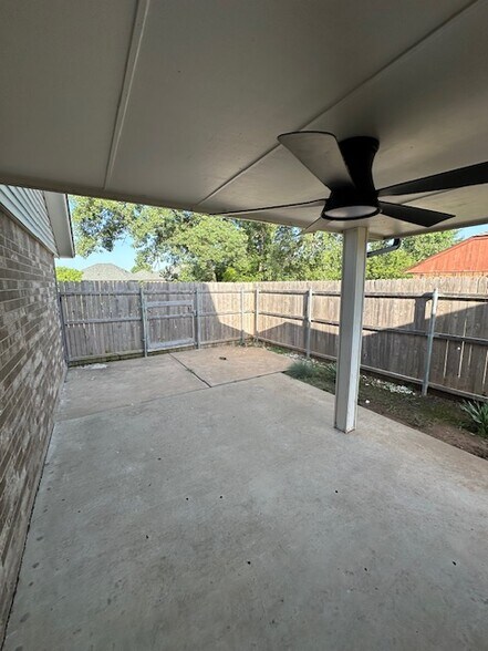 Building Photo - 13909 Fairhill Ave