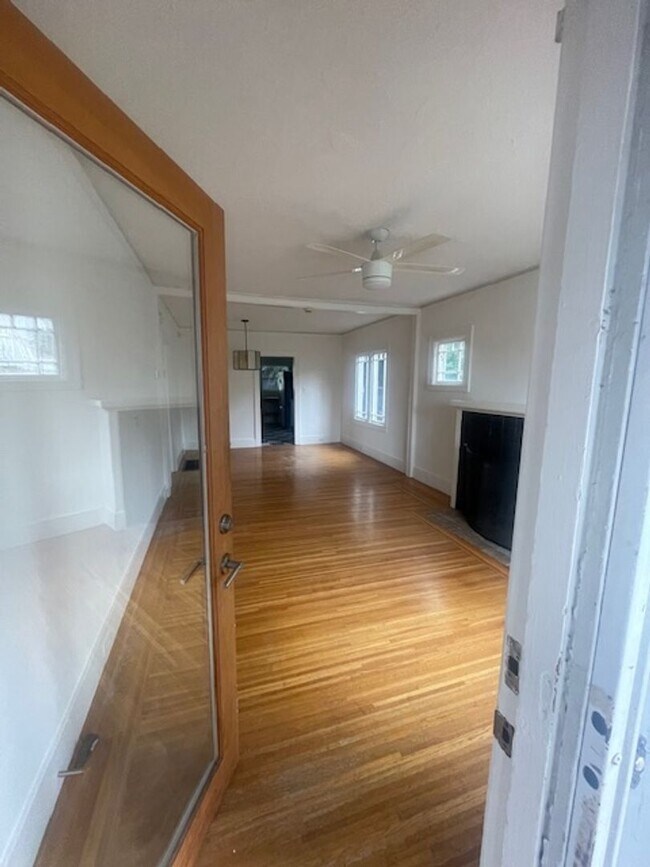 Building Photo - Great House in Oakland! 2 Beds, 1 Bath