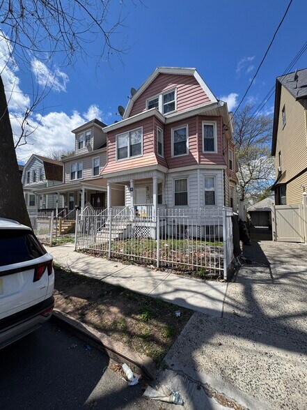 Building Photo - 35 Coit St