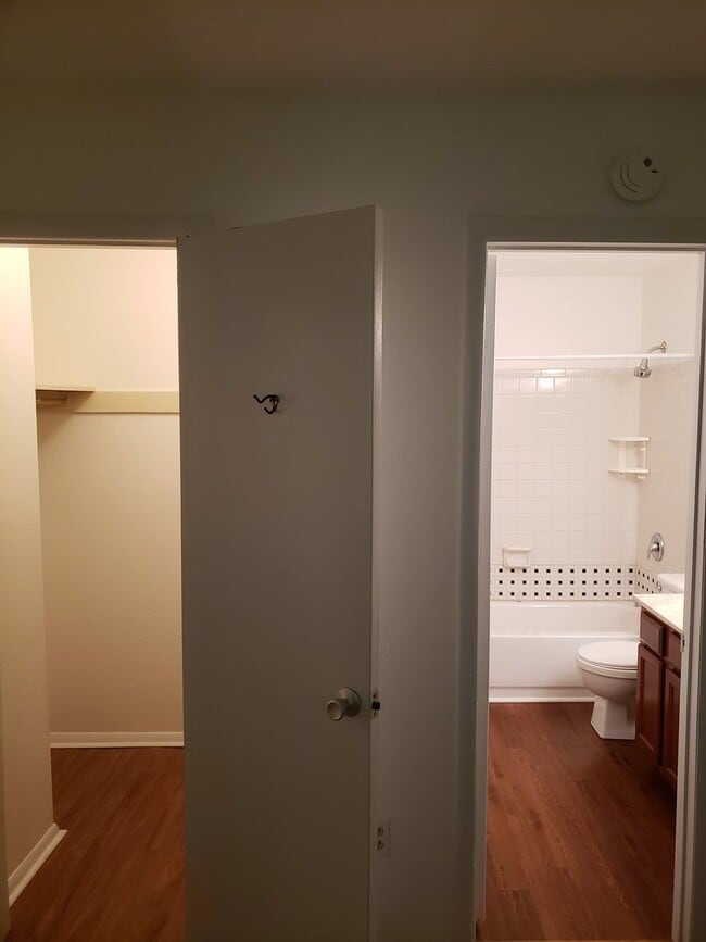 Building Photo - 2 Bedroom 2.5 Bath Townhouse with covered parking