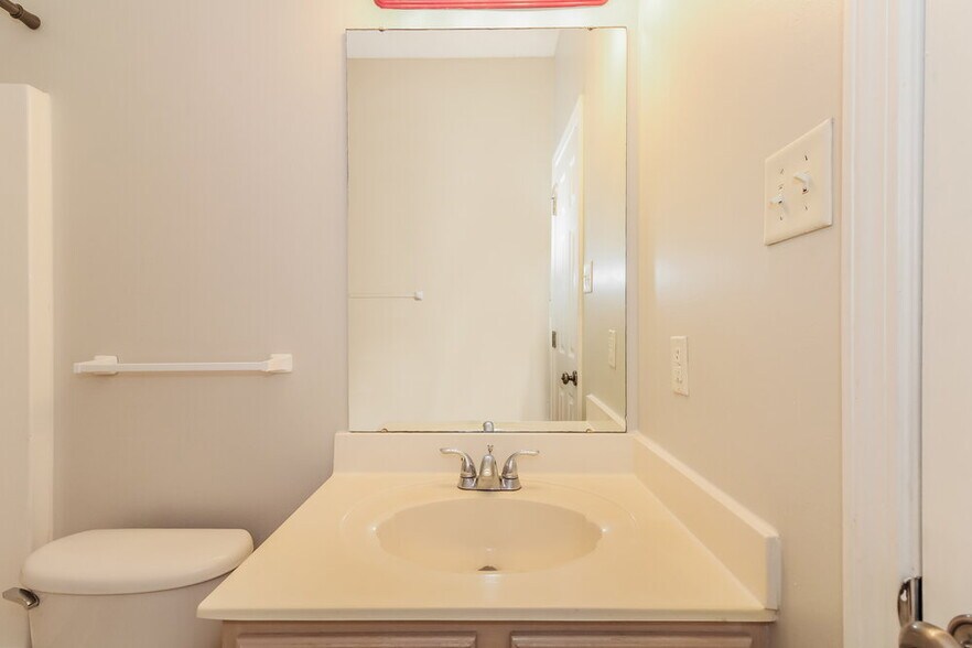 Building Photo - 8696 Eagle View Dr