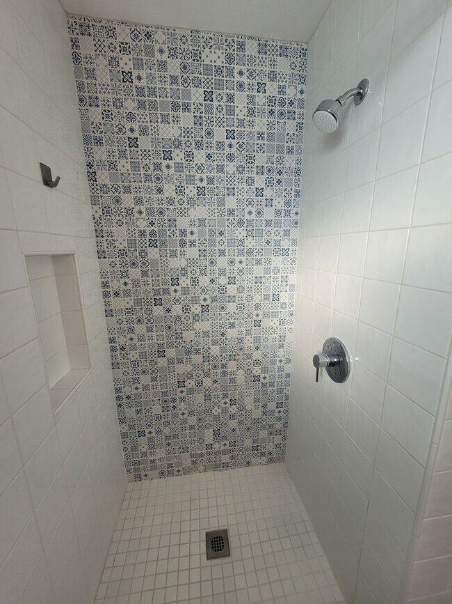 Building Photo - 332 W 5th Ave