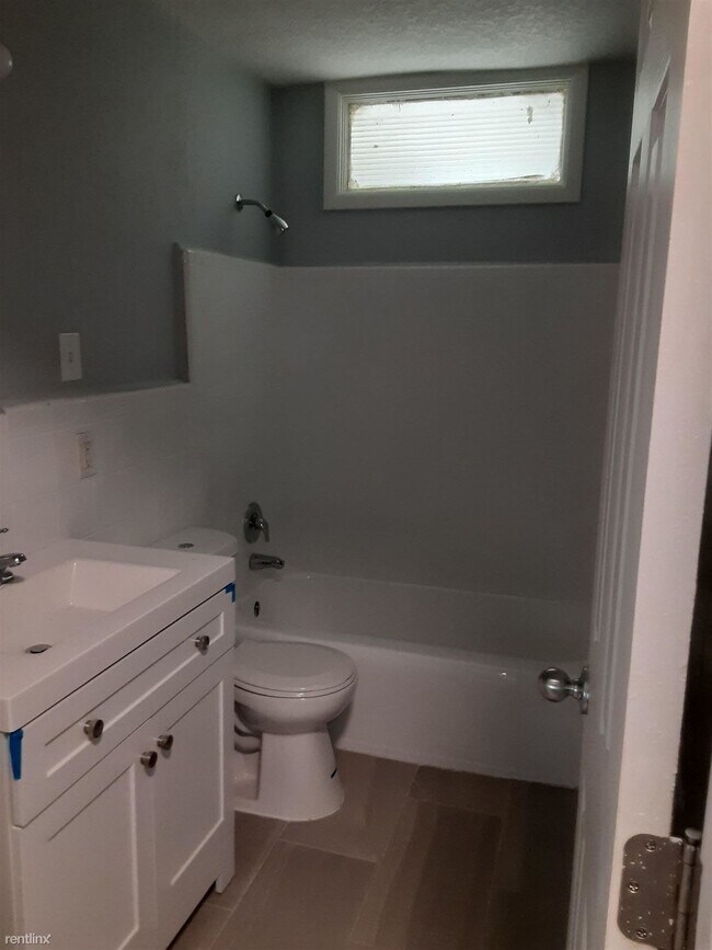 Building Photo - 3 br, 2.5 bath House - Brandywood House