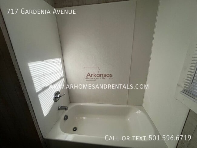 Building Photo - 717 Gardenia Ave