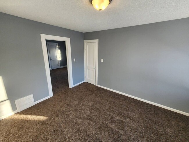 Building Photo - Charming 5-Bedroom Property in Prime Location