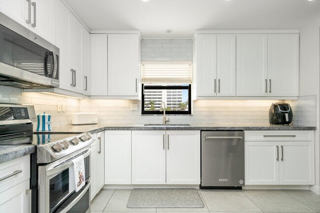 Building Photo - 2679 S Ocean Blvd