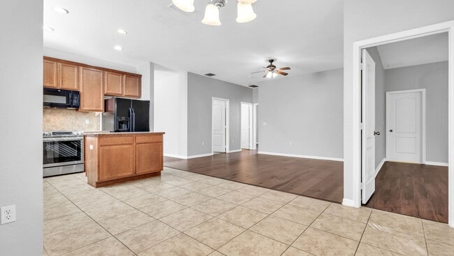 Building Photo - Beautiful 3BD/2BTH Home in Colony Lakes!