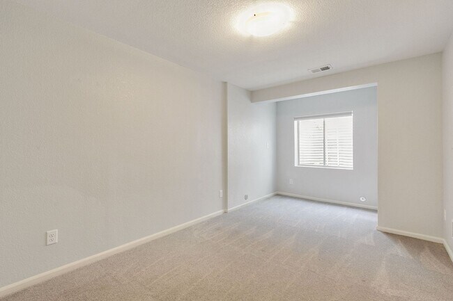 Building Photo - Updated 3-Bedroom Townhome in Ideal Location