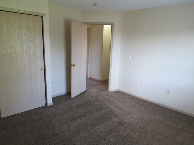 Building Photo - 857 Radbourne Dr
