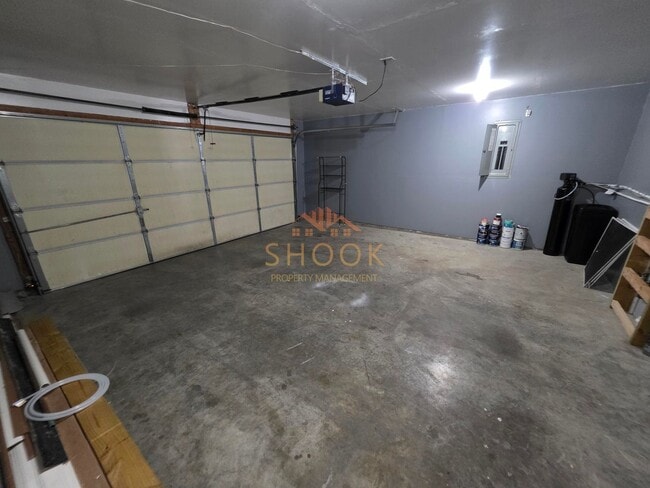 Building Photo - 3BR/2BA in East Side Lexington Farms!