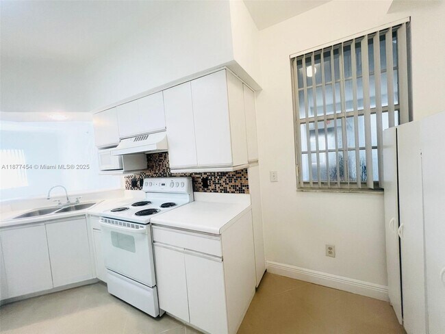 Building Photo - 3235 NE 184th St