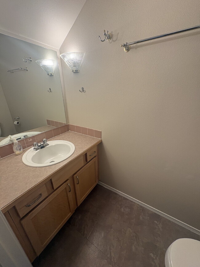 Building Photo - Bright, Spacious Townhome with Stylish Upgrades in Pinehurst/Roosevelt