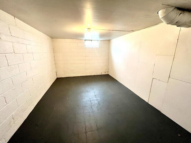 Building Photo - 252 Coovert St