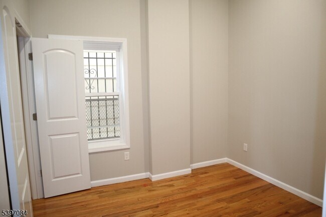 Building Photo - 154 Garside St