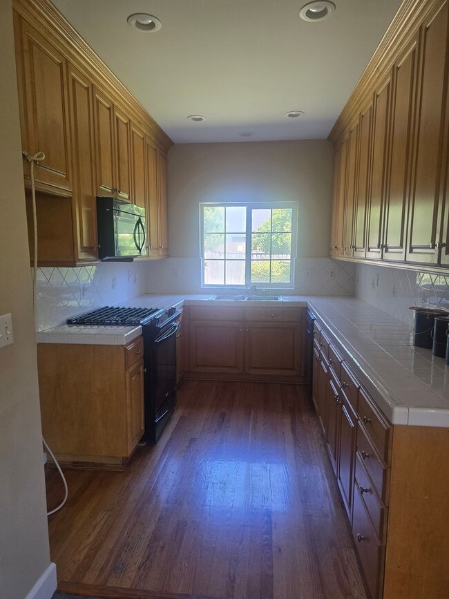 Building Photo - 3 bed 2 bath Home for Rent in Grants Pass
