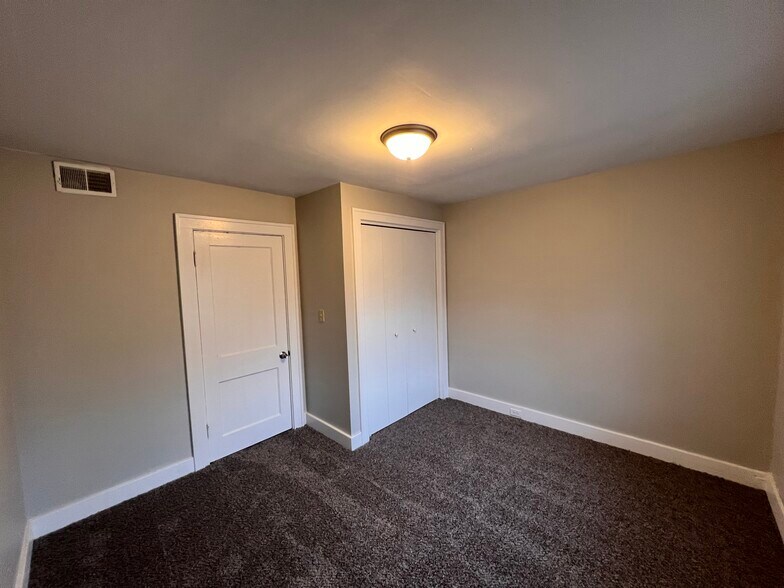 Building Photo - 810 Leonard St NE