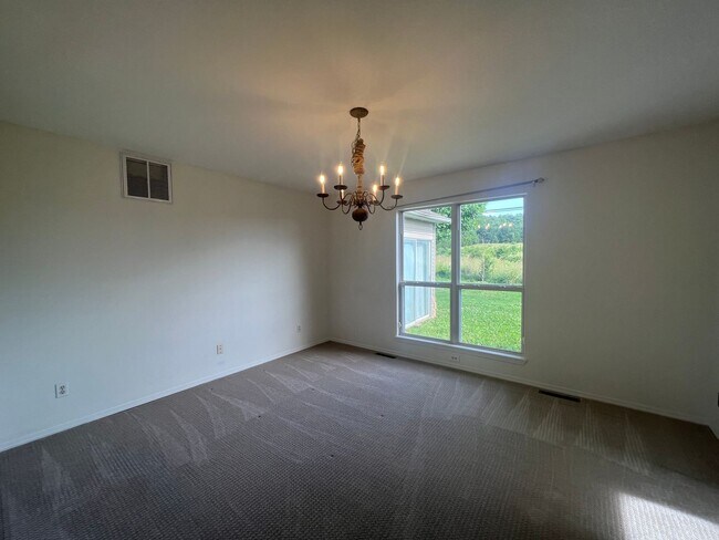 Building Photo - Adorable 3 Bedroom property with a sunroom...