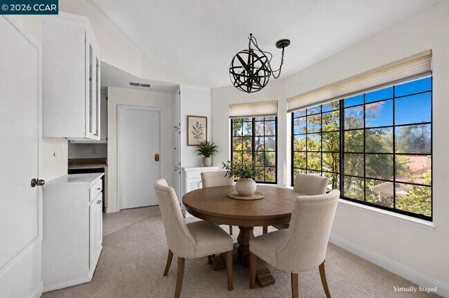 Building Photo - 5012 Lakeview Dr