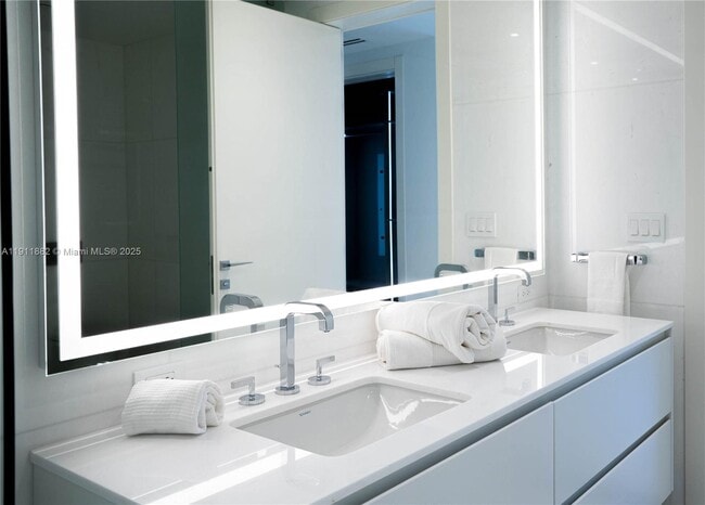 Building Photo - 300 Biscayne Blvd Way