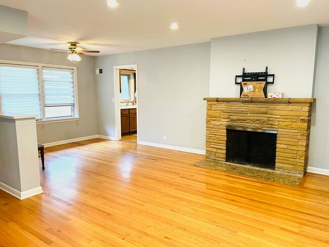 Building Photo - 835 S La Londe Ave