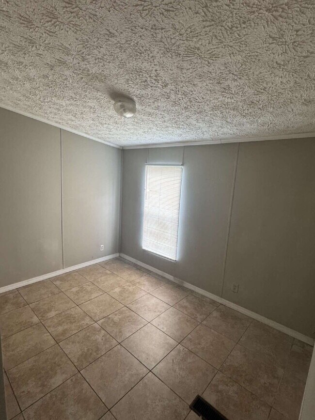 Building Photo - "Charming 3-Bed Oasis in Gibsonton – 1,235 Sq. Ft. of Cozy Living!"