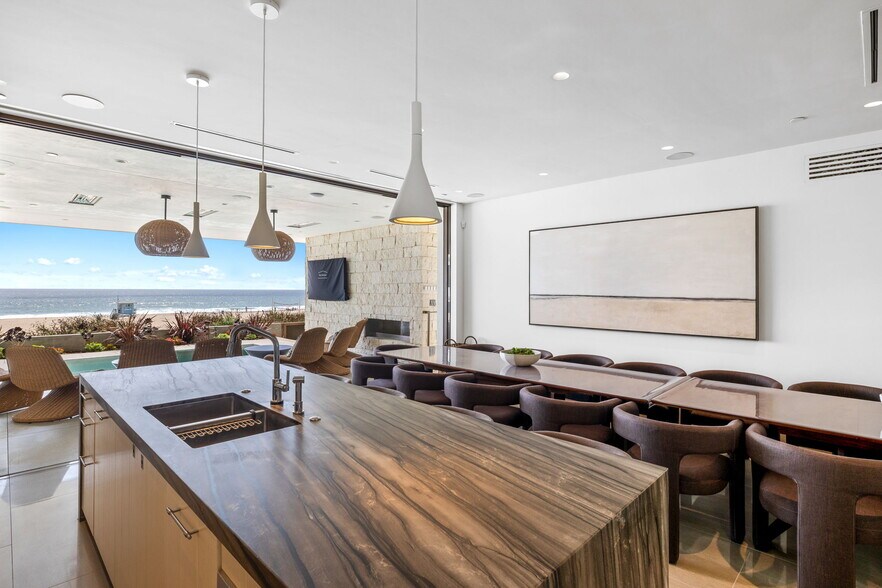 Building Photo - 716 The Strand