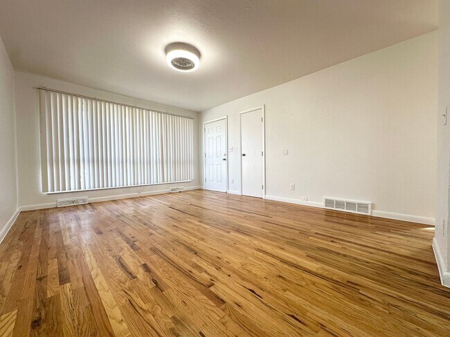 Building Photo - Bright and Spacious Duplex Style Home with HUGE Fenced in Backyard!!!